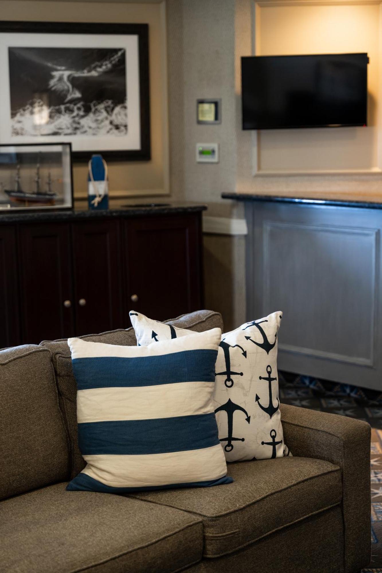מידלטאון Newport Beach Hotel & Suites מראה חיצוני תמונה